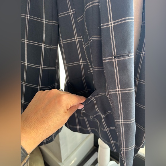 NWT Banana Republic Women's Navy
Windowpane Plaid Blazer W/Bell sleeve Size 16 - Picture 14 of 15